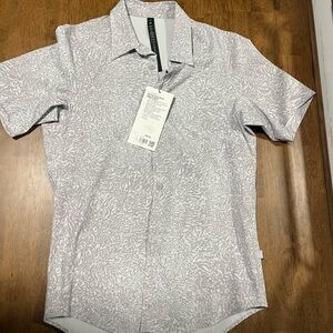 Lululemon Casual Button Down Shirt Green and White Patterned Size XS -- NWT!!